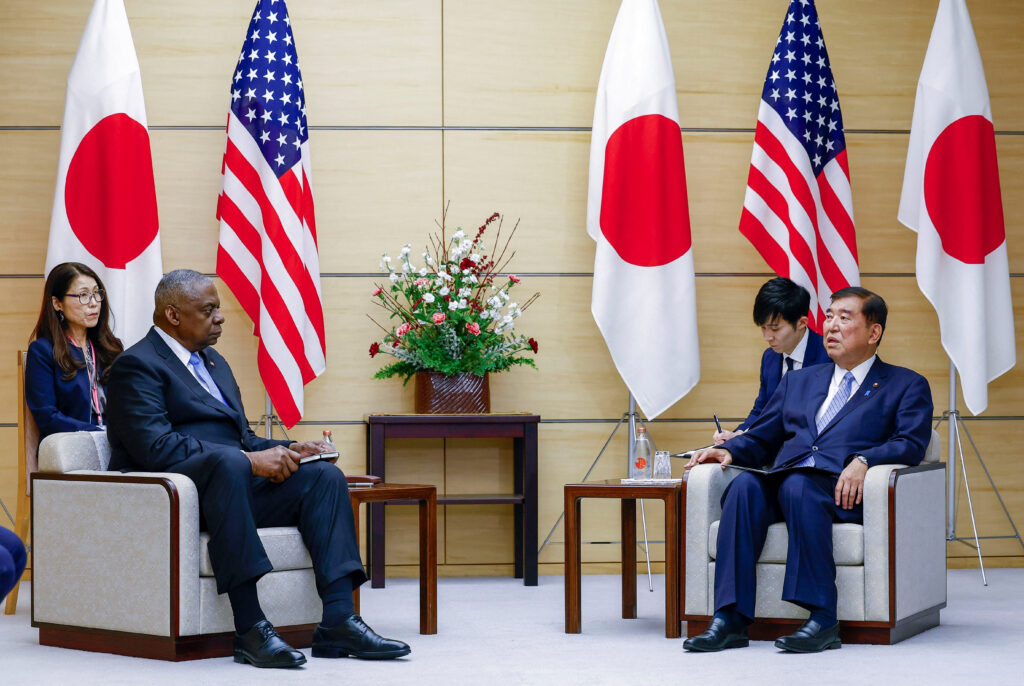 東京の首相官邸で石破茂首相と会談するロイド・オースティン国防長官(2024年12月10日撮影)。(REUTERS)