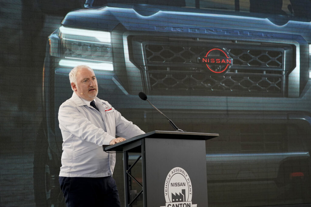 2021年7月15日、ミズーリ州カントンのカントン車両組立工場で行われた2022年モデルの生産開始セレモニーで、日産アメリカズのジェレミー・パパン会長は、同社の中型トラック「フロンティア」のデザインを一新したことについて語った。(AP写真)