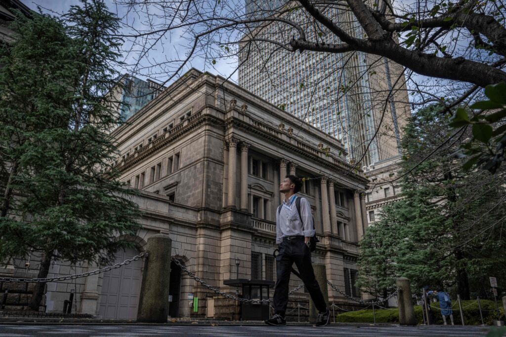 2024年10月30日撮影、東京の日銀本店前を歩く男性。(AFP)