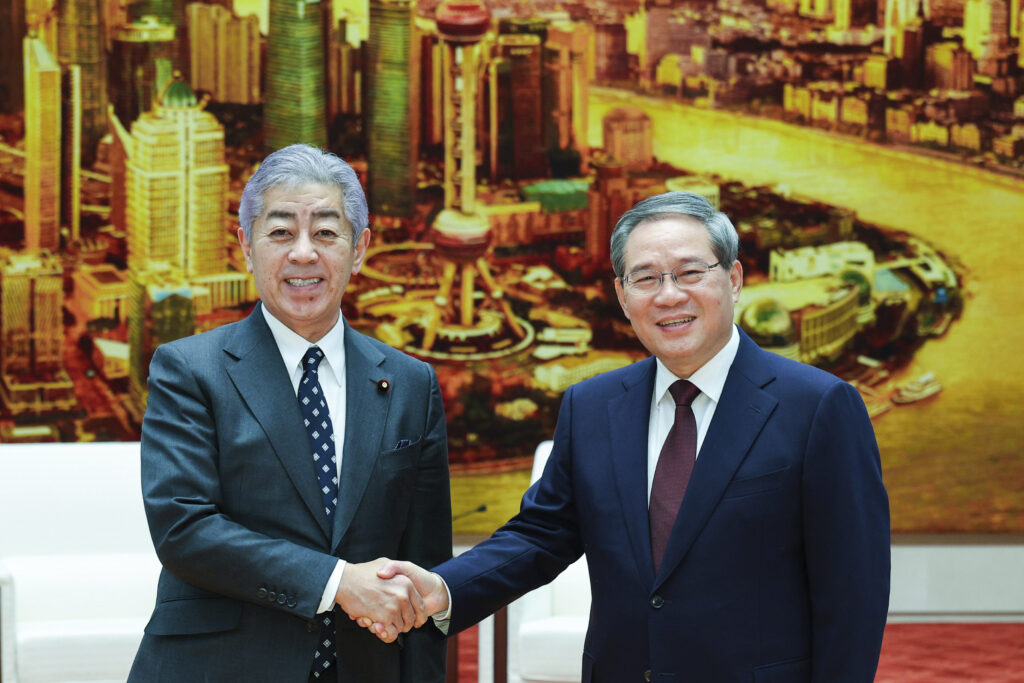 新華社通信が公開したこの写真では、中国の李克強首相（右）が、北京の人民大会堂で、日本の岩屋毅外相と会談している。（2024年12月25日水曜日）（劉斌/新華社通信、AP通信配信）