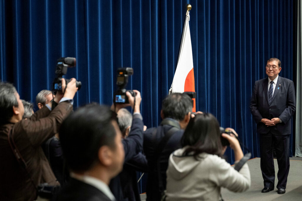 日本の石破茂首相は2024年12月24日、東京の首相官邸で記者会見に臨むため到着し、写真撮影に応じた。（YUICHI YAMAZAKI/Pool via REUTERS）