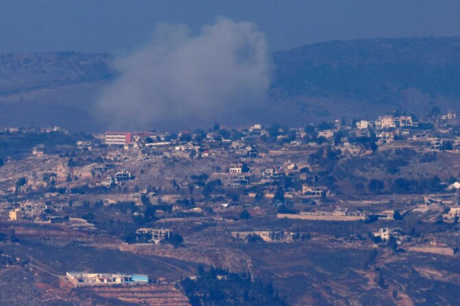 レバノン南部との国境沿いのイスラエル北部から撮影された写真は、レバノンのキアム村の上空で、イスラエルの砲撃中に煙が立ち上っている。(AFP=時事)