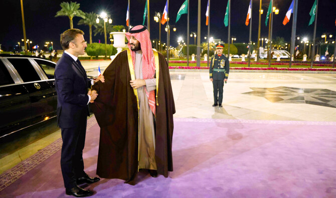 リヤドでムハンマド・ビン・サルマン皇太子に歓迎されるエマニュエル・マクロン仏大統領。(AFP)