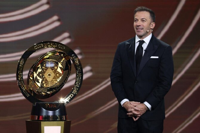 2024年12月5日、フロリダ州マイアミのテレムンド・スタジオで行われた2025年FIFAクラブワールドカップ抽選会で、FIFAクラブワールドカップのトロフィーとともに見つめるアレッサンドロ・デル・ピエロ。(AFP=時事)