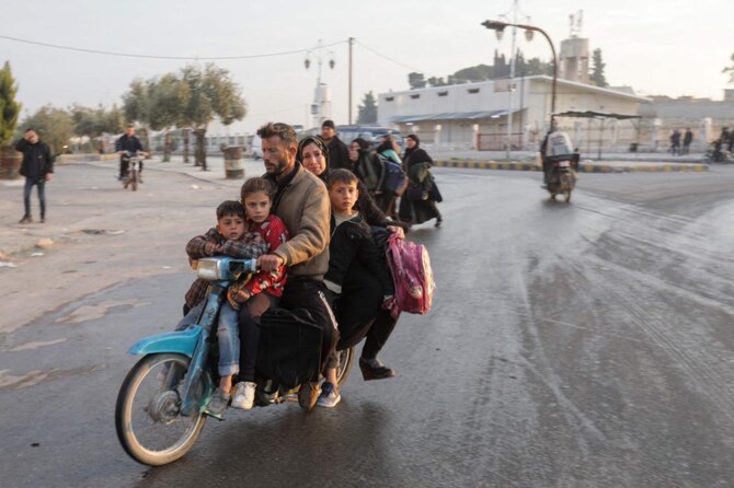 英国を拠点とする監視団体「シリア人権監視団」によると、木曜日の夜、数千人がシリア西部の沿岸地域に向けて逃げ始めたという。(AFP通信)