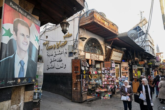 2024年12月6日、シリアの首都ダマスカス旧市街に掲げられたバッシャール・アル・アサド大統領の肖像画。バッシャール・アル・アサド大統領の打倒を目指し、シリアで電光石火の攻勢をかける反政府勢力（AFP＝時事）