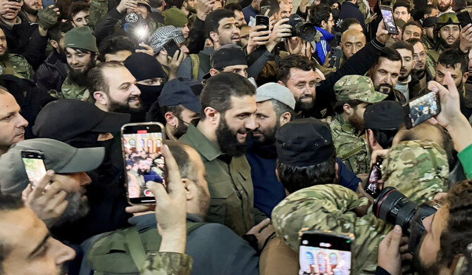 シリア反体制派がバッシャール・アル・アサド大統領を追放したと発表した後、ダマスカスのウマヤド・モスクで群衆に挨拶する反体制派最高司令官アブ・モハメド・アル・ジャウラニ（シリア、2024年12月8日）。(REUTERS)