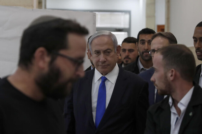 イスラエルのエルサレムの地方裁判所に到着したベンヤミン・ネタニヤフ首相（中央）のファイル写真（2023年6月25日撮影）。(AP)