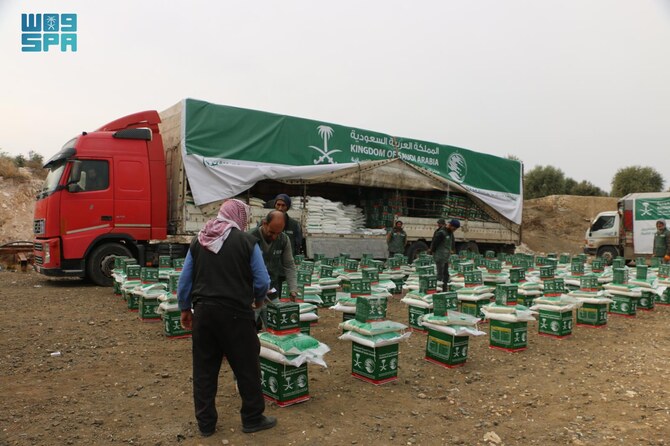 KSrelief、地震に見舞われたシリア北部に食料と衛生キットを届ける。(SPA)