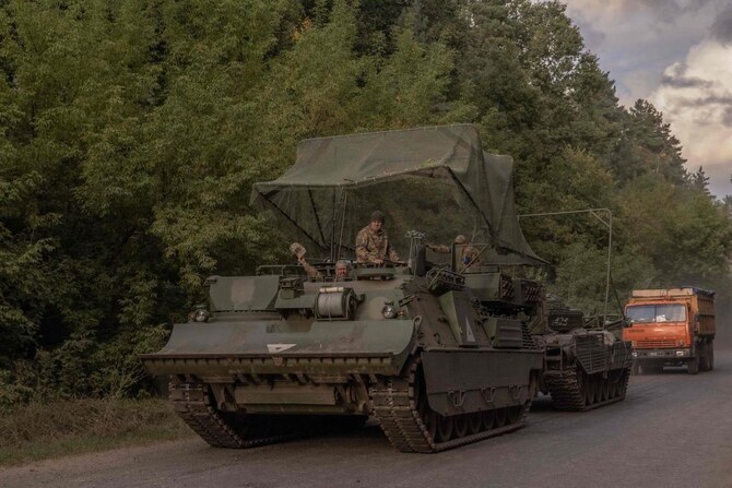ウクライナのヴォロディミル・ゼレンスキー大統領は土曜日、ロシアがクルスク地方のウクライナ陣地を襲撃するため、北朝鮮の兵士を派遣し始めたと述べた。(AFP/ファイル)