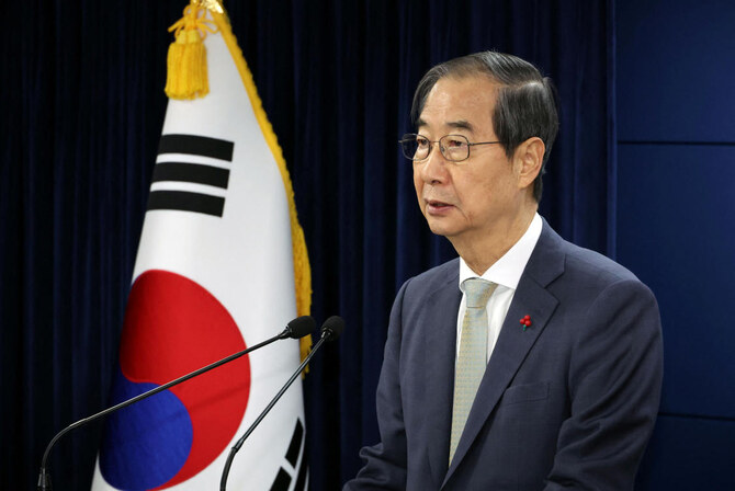 韓国のハン・ドゥクス大統領代行は、土曜日の弾劾投票直後に内閣と国家安全保障会議を招集した。(聯合ニュース via ロイター)