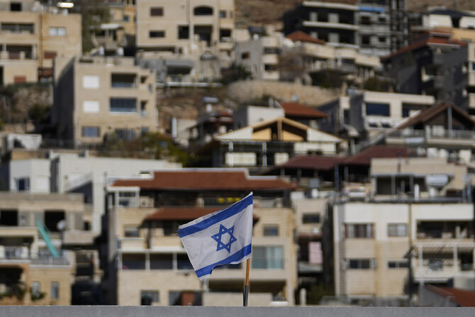 2024年12月15日日曜日、イスラエルが支配するゴラン高原とシリアを隔てる、いわゆるアルファライン近くのマジャル・シャムスの町の屋根に掲げられたイスラエル国旗。(AP)