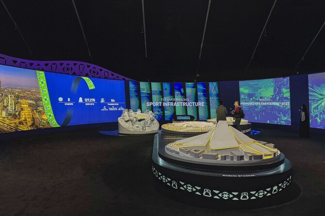 2024年12月11日、サウジアラビアのリヤドで開催されたサウジアラビア・ワールドカップ招致展示会で、リヤドが提案するスポーツインフラの詳細模型が展示された。この展示会では、2034年のワールドカップ開催に向けた王国の計画が紹介されている。(AP)