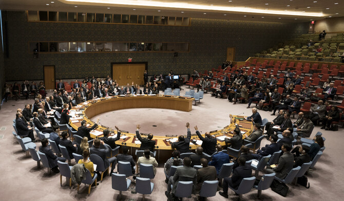 2018年2月24日、ニューヨークで開催されたシリア停戦に関する国連安全保障理事会の会合で投票する安保理メンバー。(AFP=時事)
