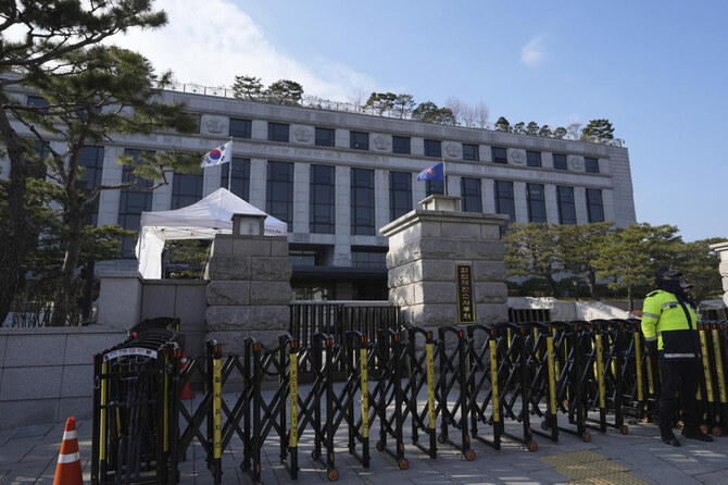 2024年12月17日火曜日、韓国ソウルの憲法裁判所前に立つ韓国警察官。(AP)