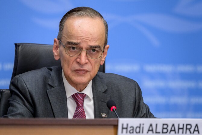 2021年1月29日、ジュネーブの国連事務所で行われたシリア憲法委員会第5回会合の終了後、記者会見に臨むアル・バフラ氏。(ファイル/AFP)