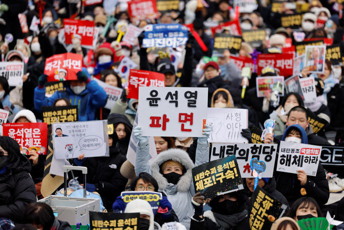 2024年12月21日、ソウルで、戒厳令を布告した韓国の尹錫烈大統領の弾劾に反対する集会に参加するデモ隊。(ロイター）