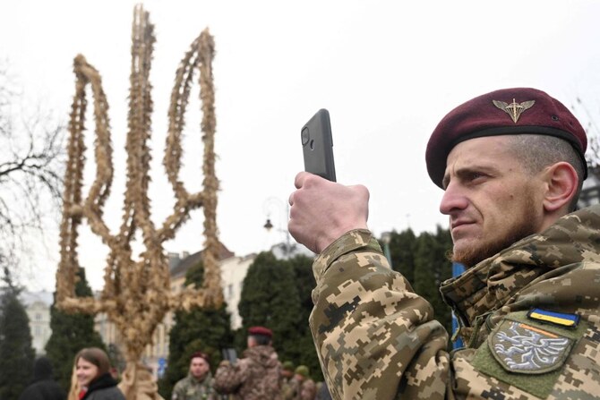 ロシアがウクライナに侵攻する中、2024年12月23日、リヴィウで、ウクライナの国家シンボルである「ディドゥク」で作られた7.5メートルのトライデントの贈呈式に参加する第80ガリシア別働隊のウクライナ空挺部隊員。(AFP=時事)