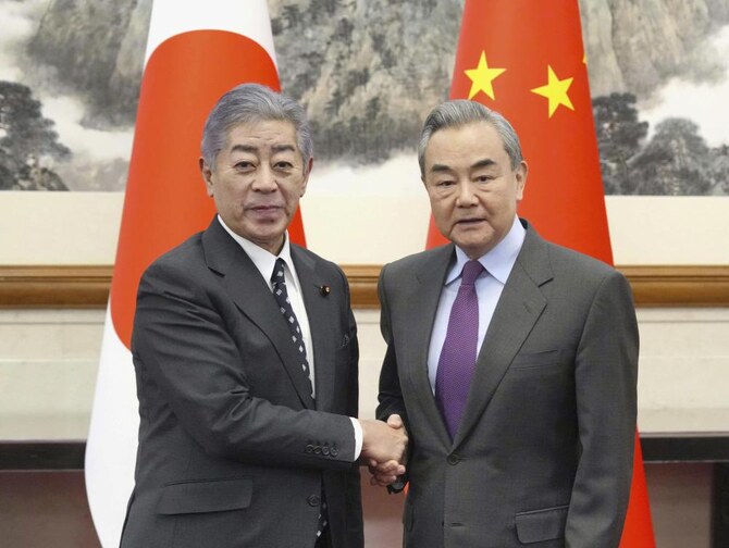 北京の釣魚台国賓館で握手する日本の岩屋毅外相（左）と中国の王毅外相（右）（2024年12月25日水曜日）。(AP)