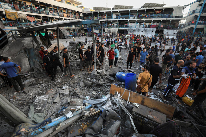 2024年7月18日、ガザ市でイスラエル軍が攻撃した後の国連運営の避難民収容学校で、被害状況を確認するパレスチナ人。（ロイター）