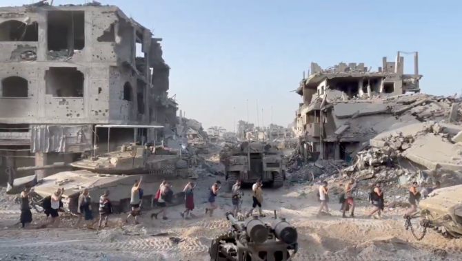 ソーシャルメディアで広く共有されているビデオには、イスラエル軍によってカマル・アドワン病院から連れ去られる人々が映っているようだ。(スクリーンショット/ツイッター)