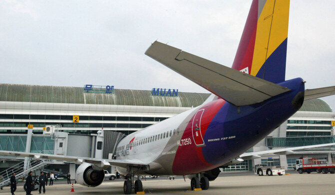 南西部の町、務安の空港で駐機中の旅客機。(AFPファイル写真)