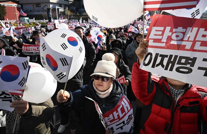 上:2024年12月31日、弾劾された韓国の尹錫烈(ユン・ソクヨル)大統領の支持者がソウルの大統領官邸近くに集まった。(AFP)。