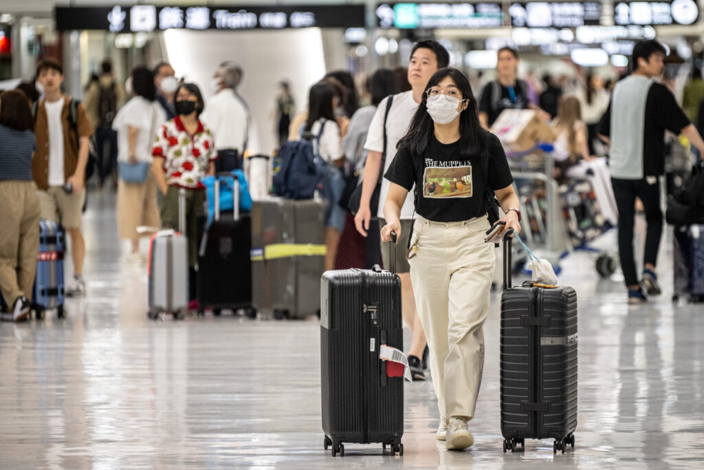 中国が先月、日本や他の国々からの訪問者のためのビザ免除措置を拡大すると発表した後の報告である。(AFP)