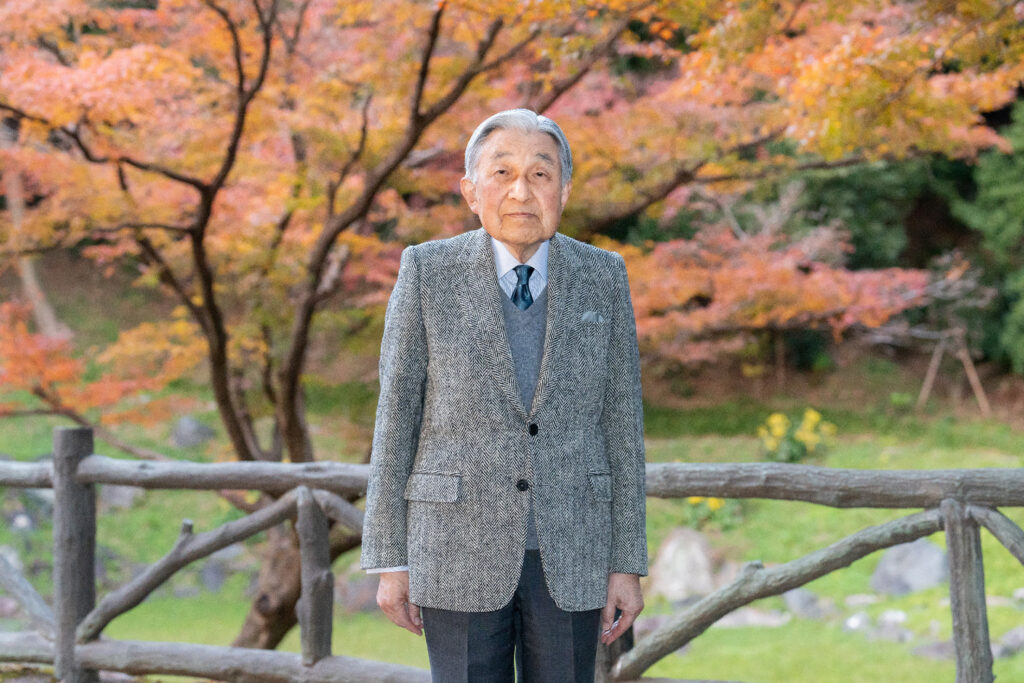 10月に右大腿(だいたい)骨を骨折した上皇后さま(90)を気遣いながら、規則正しく、静かで穏やかな日々を過ごしている。(AFP)