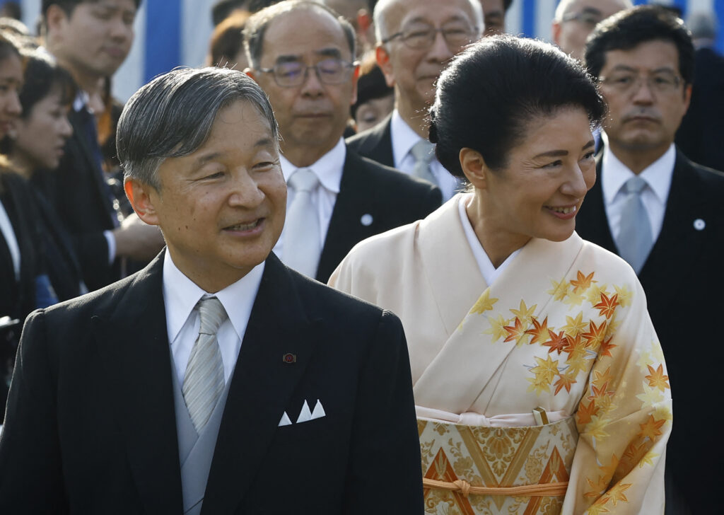 天皇、皇后両陛下や皇族方は午前に3回、午後に2回、宮殿・長和殿のベランダに立たれる。(AFP)