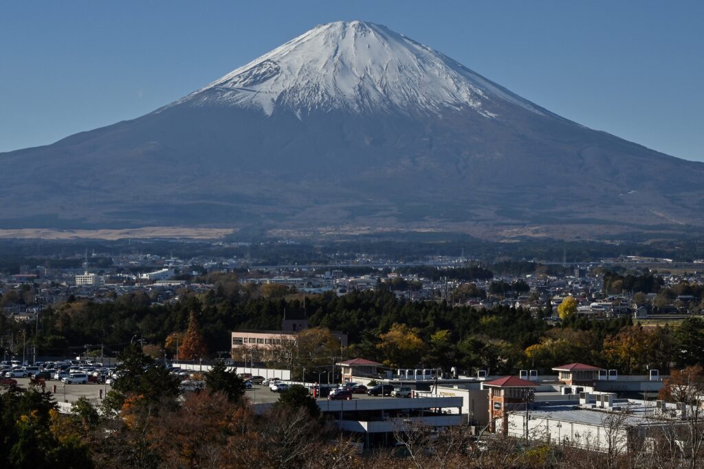 柵は高さ８０センチ、幅３メートル。反対側の歩道沿いに既に整備されている柵と同様のものが「ローソン河口湖駅前店」前に２枚仮設置された。(AFP)