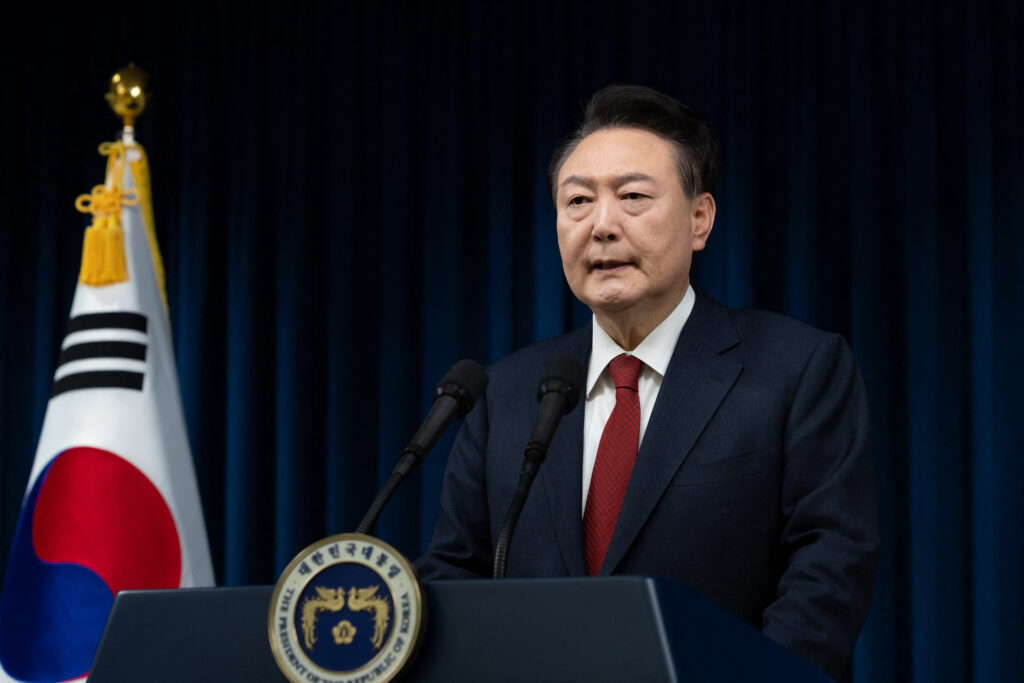 尹錫烈（ユン・ソクヨル）大統領は土曜日の朝、短いテレビ演説の中で、宣言の法的責任も政治的責任も回避しないと述べ、再び宣言を強要するようなことはしないと約束した。(AFP通信)