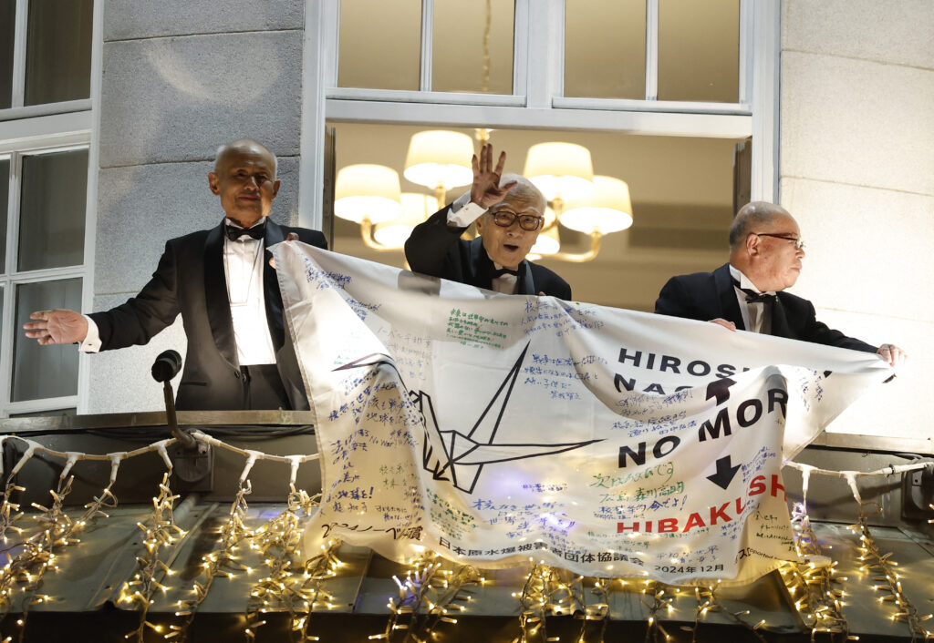 日が暮れると、市民らはたいまつや、ノルウェー語で「核兵器、反対」と書かれた横断幕を手にオスロの街を行進。(AFP)
