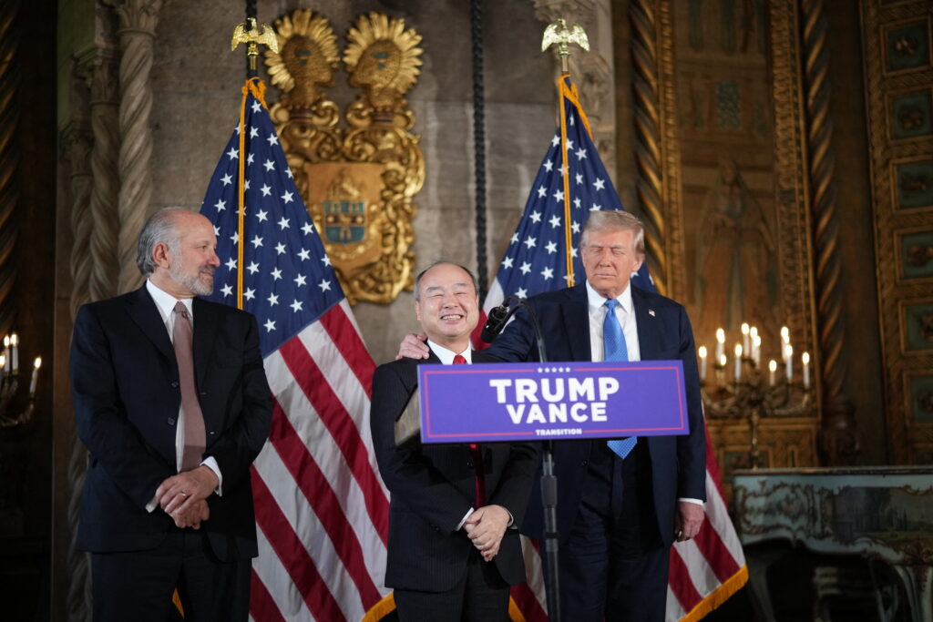ドナルド・トランプ次期大統領、ソフトバンクの孫正義CEO、トランプ氏が商務長官に選んだカンター・フィッツジェラルドのハワード・ルトニック会長兼CEO。(AFP=時事)