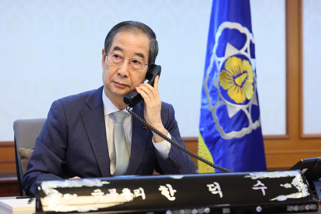 2024年12月19日に撮影され、韓国首相官邸が公開した配布写真は、ソウルの首相官邸で石破茂首相と電話で話す韓国の韓徳洙(ハン・ドクス)首相兼大統領代行。(AFP)