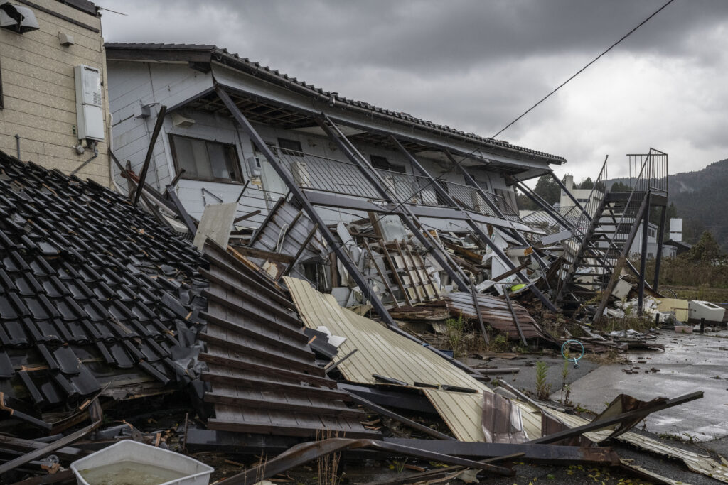 この地震により、石川県全域で10万棟以上の建物が損壊し、6000棟以上が全壊した。(AFP)