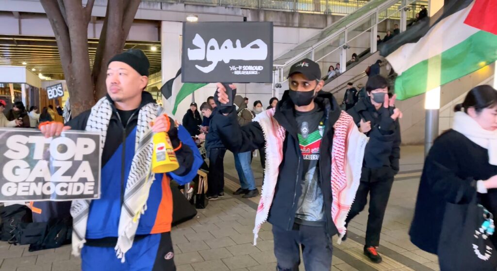 デモでは「このままクリスマスを絶えなく祝ってよいのか？」と問いかけ、「今も毎日ガザでは人が殺されている」ことを改めて認識させた。(ANJ)