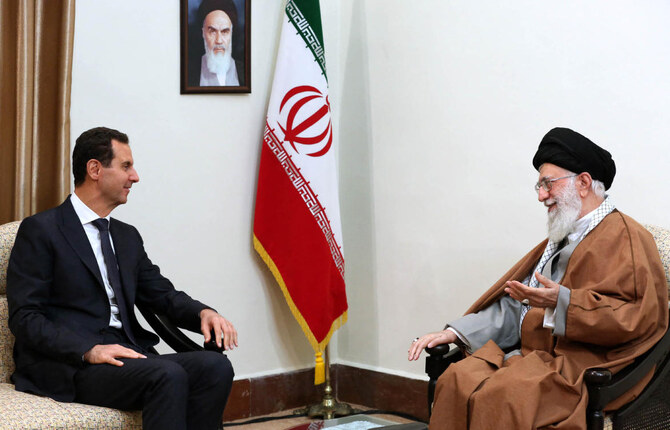 2019年2月25日、イラン最高指導者アヤトラ・アリ・ハメネイ師の事務所が提供したファイル画像は、テヘランでシリア大統領バッシャール・アル・アサドと会談する彼(右)の様子を示している。(AFP/SANA/イラン指導者のウェブサイト)