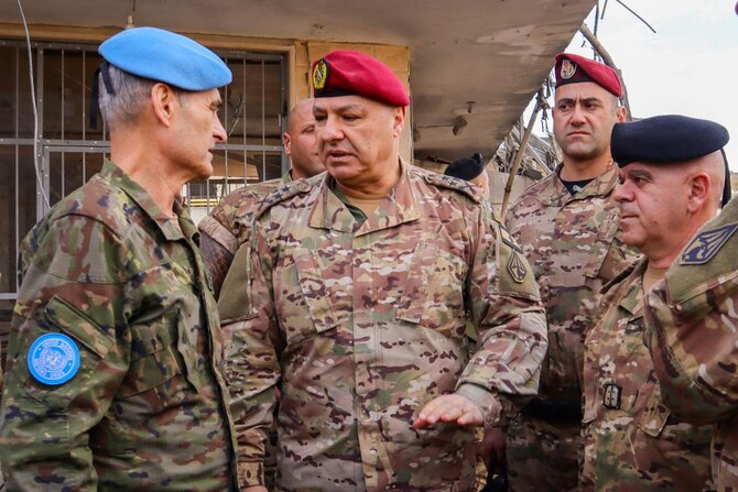 レバノン軍司令官のジョセフ・アウン将軍（中央）は、ヒズボラとの停戦合意によりイスラエル軍が同地域から撤退した後、2024年12月23日にレバノン南部のキアム村を訪問した際、国連レバノン暫定軍（UNIFIL）のミッション責任者兼軍司令官のアロルド・ラザロ少将（左）と会談した。（AFP）
