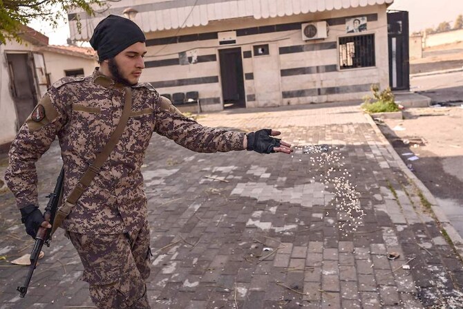 2024年12月12日、シリアの反体制派の戦闘員が、ダマスカス西部のマゼー軍事空港でカプタゴンの錠剤を投棄する。（AFP）