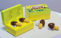 明治（東京）は今年３月、チョコレート菓子「きのこの山」（１９７５年発売）を模したワイヤレスイヤホンを３５００台限定で発売。