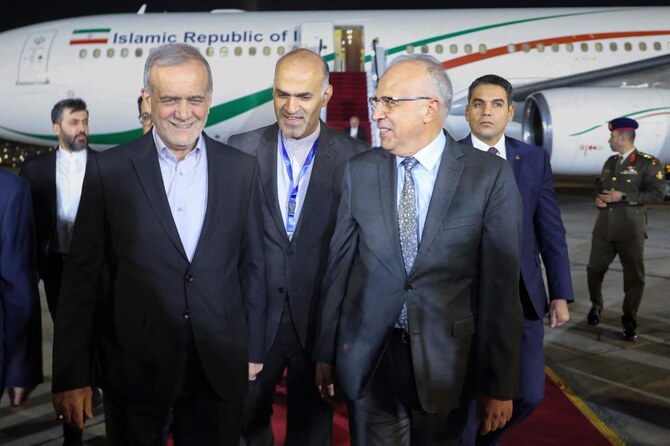 イラン大統領府が提供したこの写真は、2024年12月18日にカイロ国際空港に到着し、D-8サミットに出席するために航空機から降りたイラン大統領マフムード・ペゼシュキアン大統領（左）が迎えられている様子を示している。（AFP）