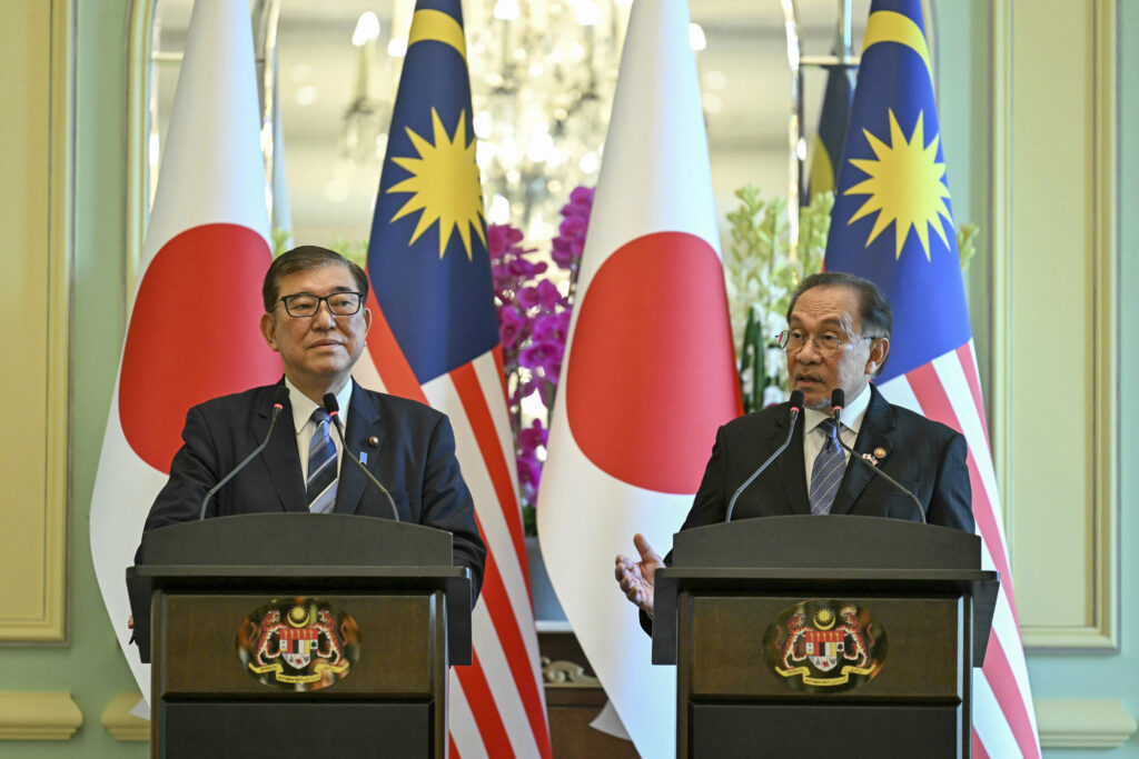 2025年1月10日金曜日、マレーシアのプトラジャヤにある首相官邸で共同記者会見に臨むマレーシアのアンワル・イブラヒム首相(右)と日本の石破茂首相。(Mohd Rasfan/Pool Photo via AP)