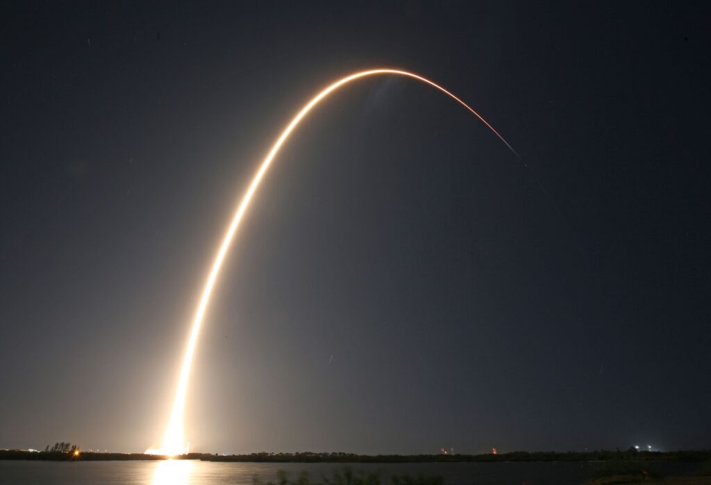 2025年1月15日、フロリダ州ケープカナベラルにあるケネディ宇宙センターの発射場39Aから離陸し、軌道に乗るファイアフライ・エアロスペース社の月着陸船「ブルーゴースト」とispace社の月着陸船「レジリエンス」を載せたスペースX社のファルコン9ロケット(AFP=時事)。