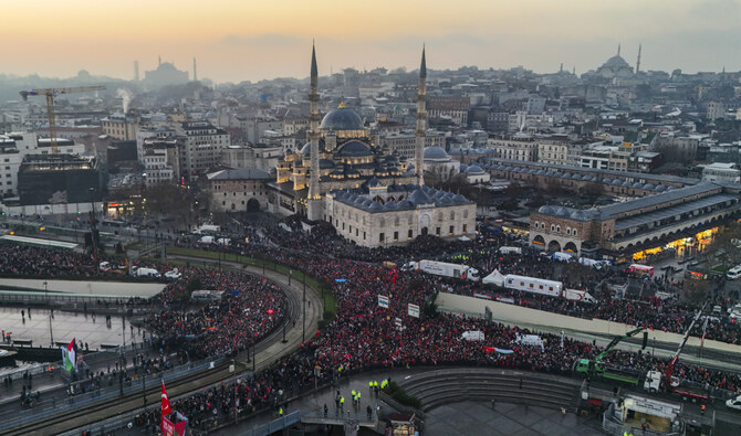 2025年1月1日水曜日、ガザでの戦争が続く中、トルコのイスタンブールでパレスチナ人への連帯を示す人々。(AP通信)