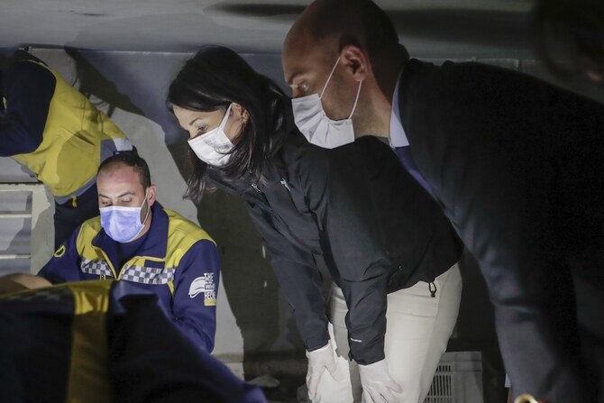 ダマスカス北部の悪名高いセイドナヤ軍事刑務所を訪問したドイツとフランスのアナレーナ・バーボック外相とジャン=ノエル・バロ外相は、ホワイト・ヘルメットの代表者の話に耳を傾けた。(AP)