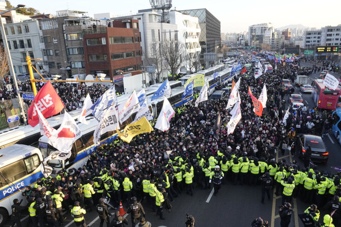 2025年1月3日、韓国ソウルで、弾劾された尹錫烈大統領の逮捕を要求する集会の最中、大統領官邸に向かって行進するメンバーたち。(AP)