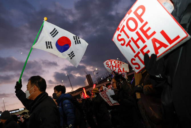 2025年1月3日、弾劾された韓国の尹錫烈（ユン・ソクヨル）大統領の官邸付近で、汚職容疑で逮捕しようとする尹大統領支持派のデモ隊が集会を開いている。(REUTERS)