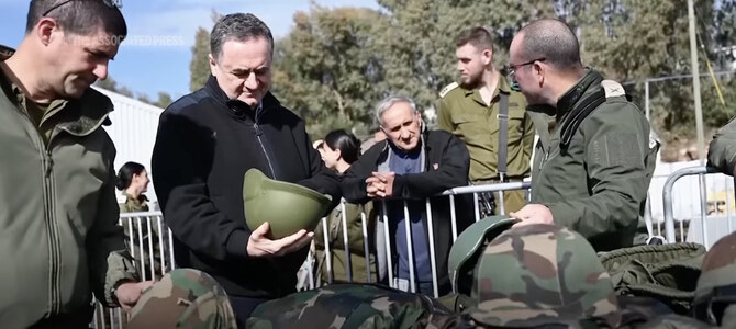 レバノンとの最前線でイスラエル軍を視察するイスラエル・カッツ国防大臣。(APビデオより）