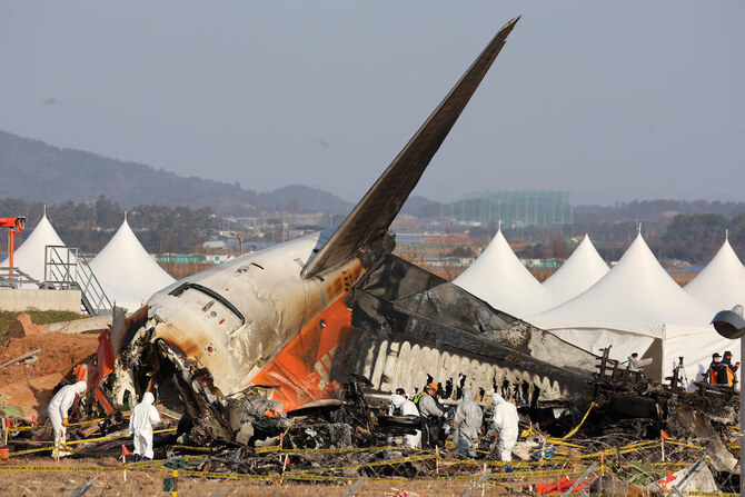済州航空は、タイから韓国へ181人を輸送中、メーデーコールを発し、腹部着陸した後、バリアに衝突し炎上した。(AFP)。